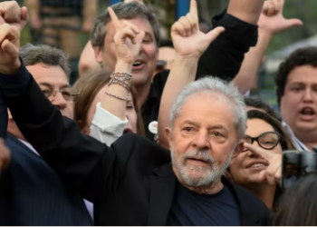 Brésil: Salué comme un sauveur, ridiculisé comme un voleur, Lula est de retour