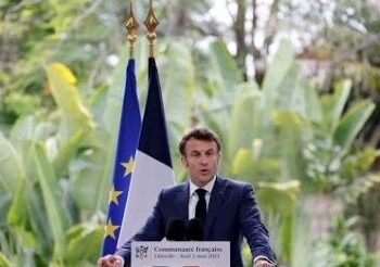 En visite au Gabon, Emmanuel Macron déclare l’ère de l’ingérence française en Afrique « révolue »