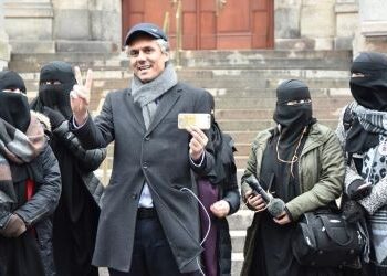 Algérie: Après avoir été libéré et obtenu une grâce présidentielle, l’opposant Rachid Nekkaz annonce son départ du pays