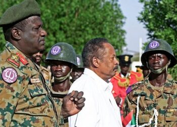 Des diplomates et des ressortissants américains, britanniques, français et chinois quittent le Soudan