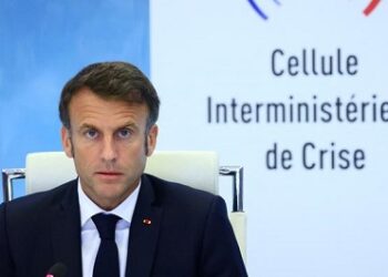 Un adolescent de 17 ans abattu à bout portant en France: affrontements et voitures et magasins brûlés