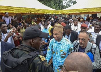Au Cameroun, Kylian Mbappe visite le village de son père et une école qu’il fait rénover