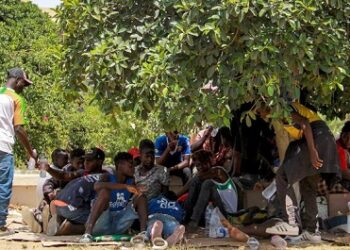 HRW appelle le gouvernement tunisien à mettre fin aux expulsions collectives de migrants vers le désert