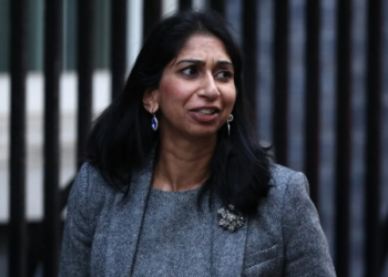 Royaume-Uni: la ministre de l’Intérieur Suella Braverman limogée pour avoir qualifié l’immigration d' »invasion »