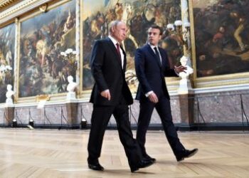 «Je n&rsquo;ai pas changé de numéro», répond Macron à Poutine : un manque de professionnalisme ?