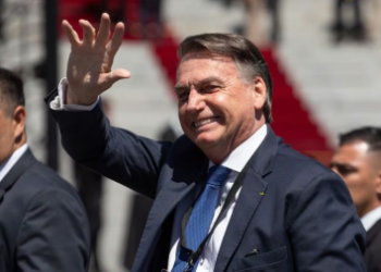 Brésil : visé par une enquête, l’ex-président Jair Bolsonaro va rendre son passeport