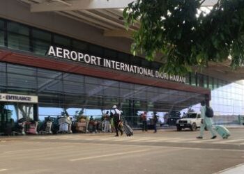 Niger : plusieurs compagnies aériennes refusent désormais d’embarquer des Français vers Niamey