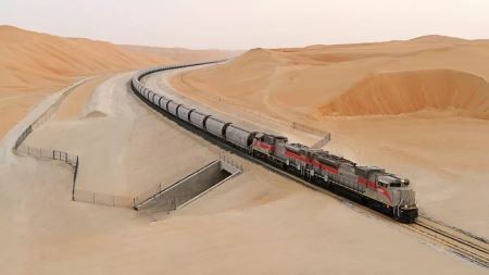Pourquoi la Chine construit-elle un chemin de fer en plein Sahara ?
