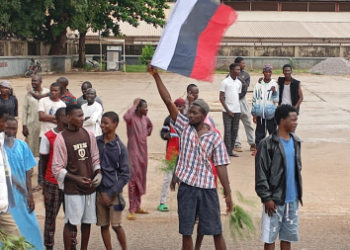 Des drapeaux russes brandis lors des manifestations antigouvernementales au Nigeria