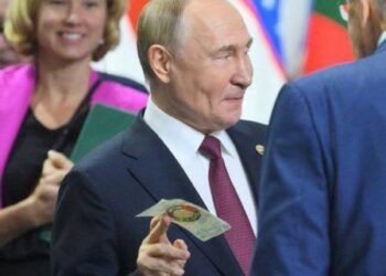 Monnaie: le président russe Poutine a reçu en cadeau une maquette du « projet de loi BRICS » lors du sommet des BRICS à Kazan