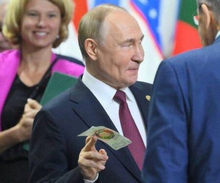 Monnaie: le président russe Poutine a reçu en cadeau une maquette du « projet de loi BRICS » lors du sommet des BRICS à Kazan