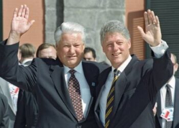 En 1999, Boris Eltsine a demandé à Bill Clinton de transférer le contrôle militaire de l’Europe à la Russie
