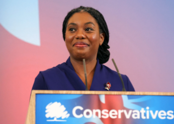 Les Tories britanniques élisent Kemi Badenoch, une femme noire et très conservatrice, à la tête de l’opposition