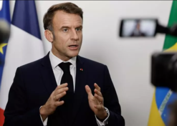 Le président Macron accuse les Haïtiens qui ont limogé leur Premier ministre d’être « complètement cons »