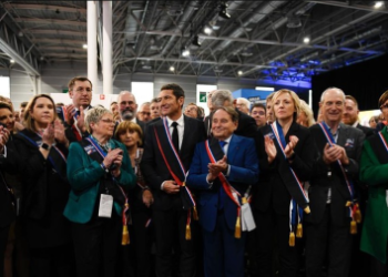 Démission des maires en France : hécatombe et écharpe noire