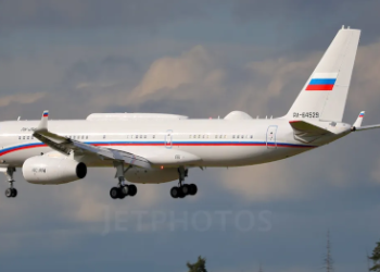 Un avion de contrôle de la guerre nucléaire russe survole Moscou ; des missiles nucléaires mobiles se déploient