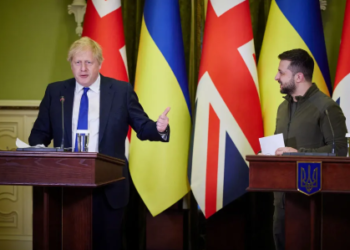 Boris Johnson admet que le conflit ukrainien est une « guerre par procuration » contre la Russie