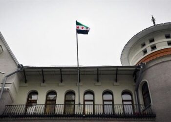 Le drapeau de l’opposition syrienne hissé sur l’ambassade de Syrie à Moscou