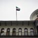 Le drapeau de l’opposition syrienne hissé sur l’ambassade de Syrie à Moscou