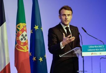 Depuis le Portugal, Macron exhorte l’Europe à refuser la « vassalisation »