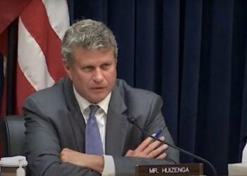 Bill Huizenga propose de suspendre le soutien des États-Unis à toute initiative du FMI concernant les pays de la CEMAC