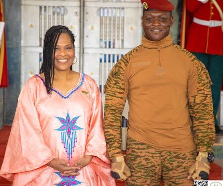 Nathalie Yamb, la « dame de Sotchi » a été élevée au rang de Chevalier de l’ordre de l’Étalon au Burkina Faso