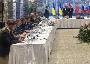 Ukraine: négociations directes entre Russes et Ukrainiens, Kiev dénonce des exigences «inacceptables»