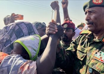 Le dirigeant soudanais Burhani rend visite aux civils déplacés d’El-Fasher après les attaques des FSR