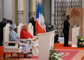 Léon XIV, arrivé en Guinée équatoriale, appelle au «droit» et à la «justice»