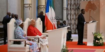 Léon XIV, arrivé en Guinée équatoriale, appelle au «droit» et à la «justice»