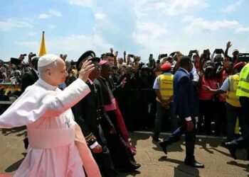 Cameroun: arrivé à Yaoundé, le pape Léon XIV appelle à «briser les chaînes de la corruption»