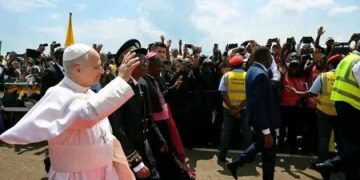 Cameroun: arrivé à Yaoundé, le pape Léon XIV appelle à «briser les chaînes de la corruption»