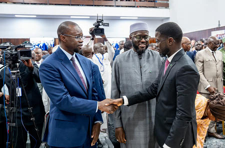 Sénégal : Le président Diomaye Faye met fin par décret aux fonctions du Premier ministre Ousmane Sonko et de son gouvernement