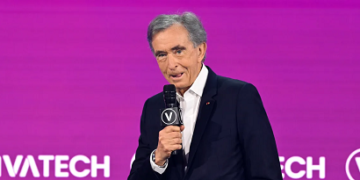 France: Bernard Arnault, PDG du géant mondial du luxe LVMH visé par un redressement fiscal qu’il conteste
