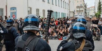 Mouvement des lycéens: des avocats dénoncent des gardes à vue pour « terroriser »